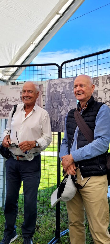 83 ans après...Bernard et Gilbert Lauria posent devant la photo de 1941 au château