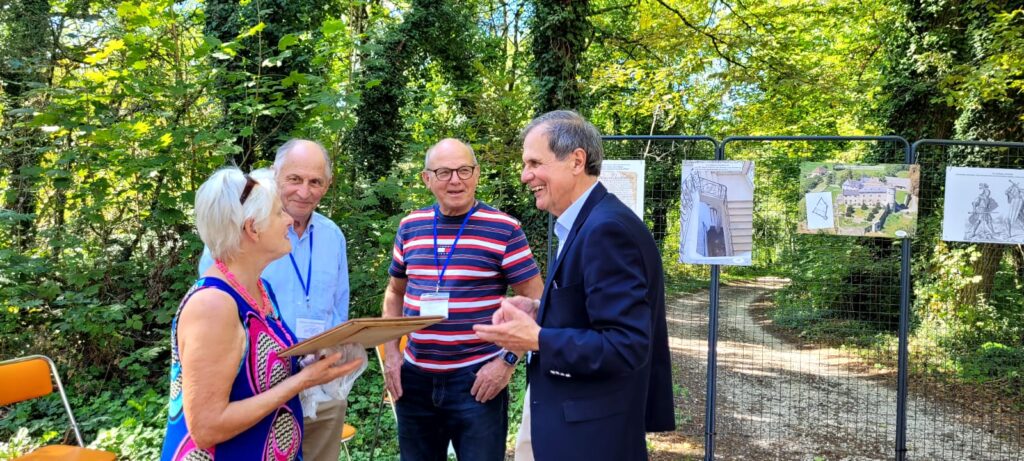 François Dallemagne, Gérard Poinsignon et Denis Marjollet reçoivent une gravure ancienne du château