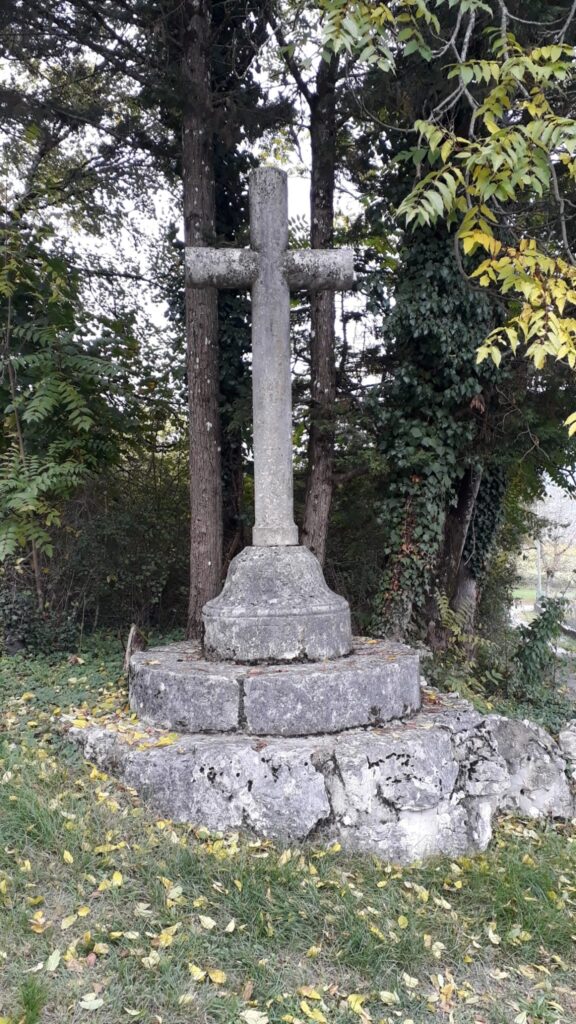 La croix de Grammont et son
embase portant la date de 1773